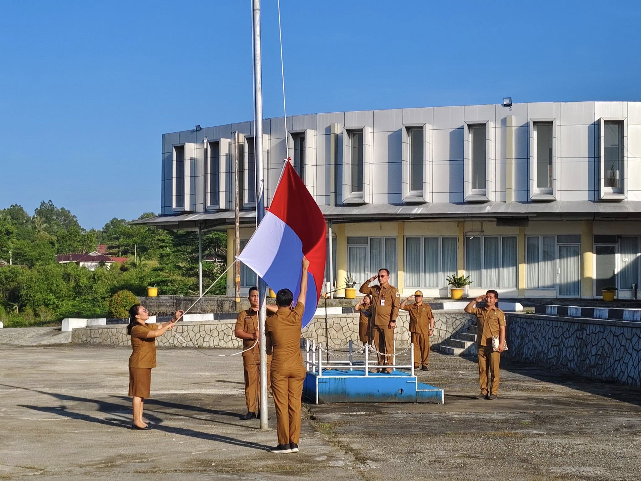 UPACARA PENAIKAN BENDERA MERAH PUTIH LINGKUP PEMERINTAH KAB. NIAS UTARA