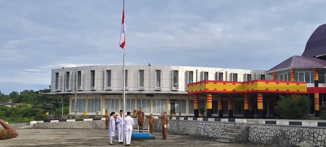 UPACARA PENAIKAN BENDERA MERAH PUTIH LINGKUP PEMERINTAH KABUPATEN NIAS UTARA