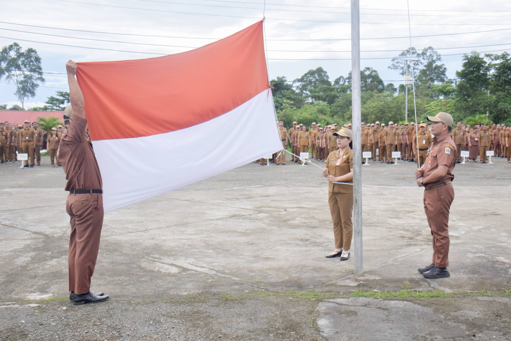 UPACARA PENAIKAN BENDERA MERAH PUTIH LINGKUP PEMERINTAH KABUPATEN NIAS UTARA