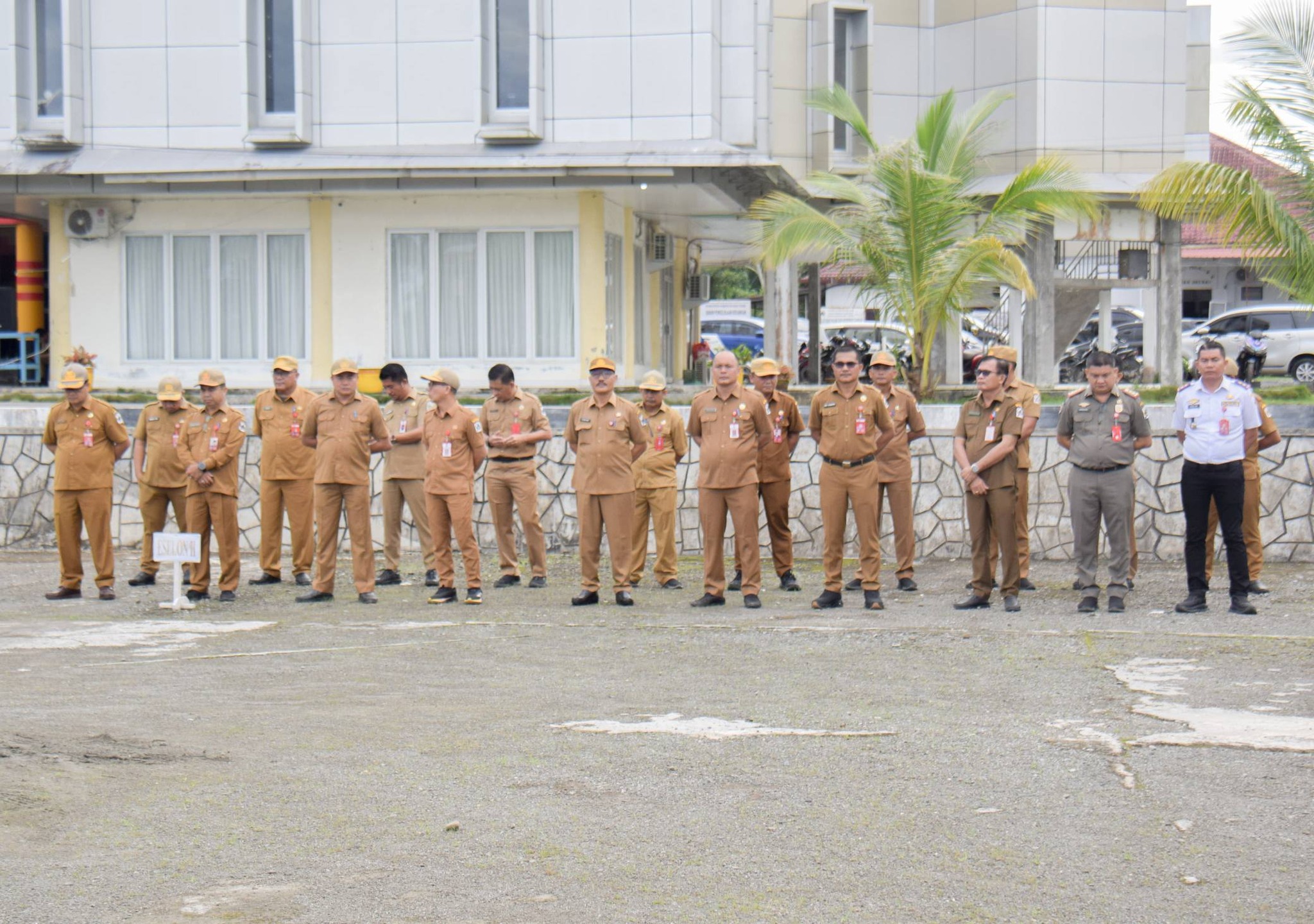 UPACARA PENAIKAN BENDERA MERAH PUTIH LINGKUP PEMERINTAH KABUPATEN NIAS UTARA