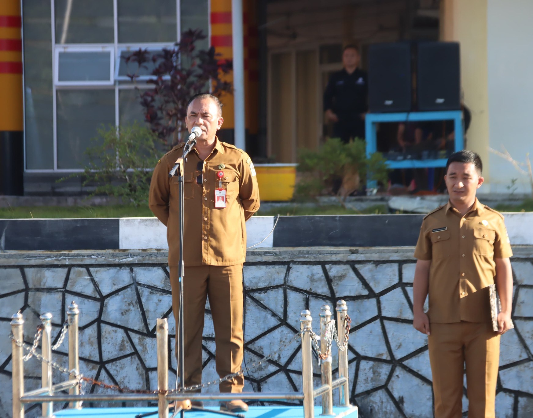 Sekda Kab. Nias Utara sebagai Inspektur upacara