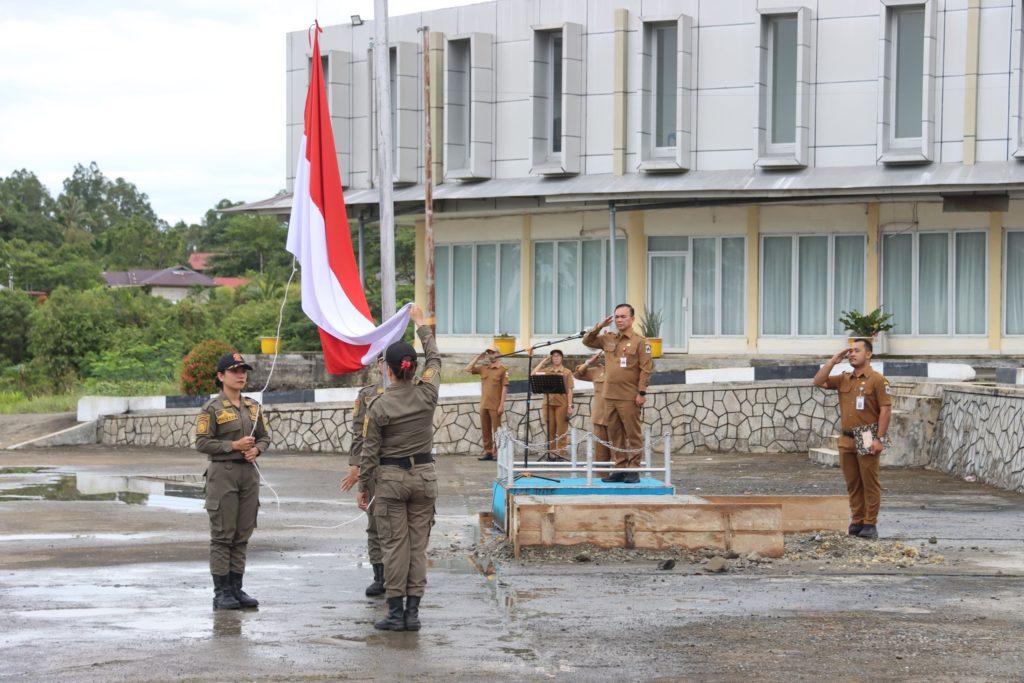 UPACARA PENAIKAN BENDERA MERAH PUTIH LINGKUP PEMERINTAH KAB. NIAS UTARA