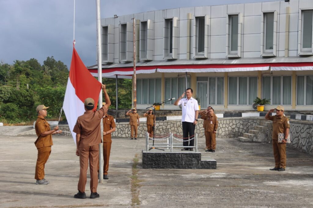 UPACARA PENAIKAN BENDERA MERAH PUTIH LINGKUP PEMERINTAH KAB. NIAS UTARA