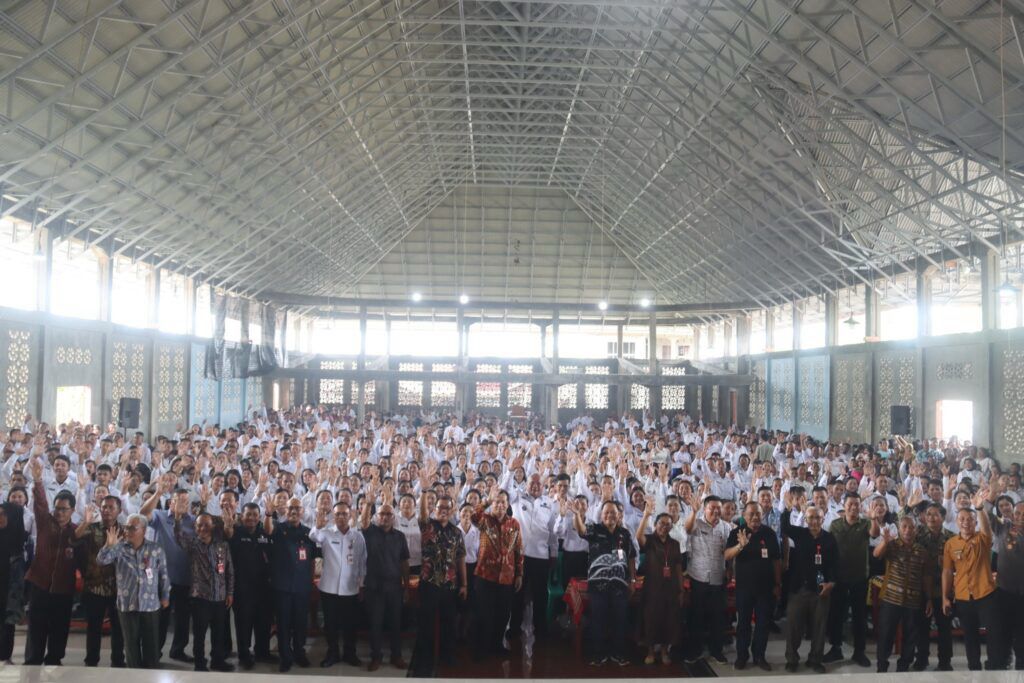 PEMERINTAH KABUPATEN NIAS UTARA MELAKSANAKAN PENYERAHAN SURAT KEPUTUSAN DAN SURAT PERINTAH TUGAS BAGI PPPK TAHAP I FORMASI 2024 TAHUN ANGGARAN 2025