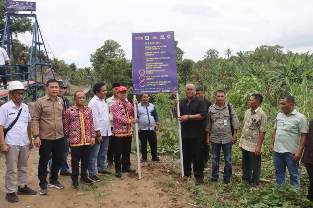 BUPATI NIAS UTARA MENINJAU LANGSUNG PEMBANGUNAN JEMBATAN GANTUNG SUNGAI NA’AI