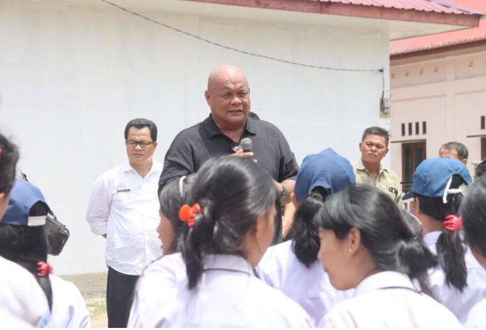 BUPATI NIAS UTARA MENGUNJUNGI SMPN 4 TUGALA OYO SATU ATAP DAN SMAN 1 TUGALA OYO
