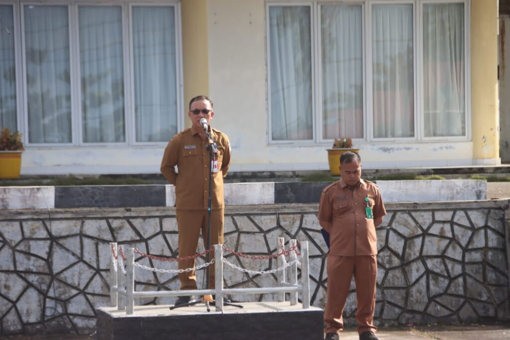 UPACARA PENAIKAN BENDERA MERAH PUTIH LINGKUP PEMERINTAH KAB. NIAS UTARA ‎